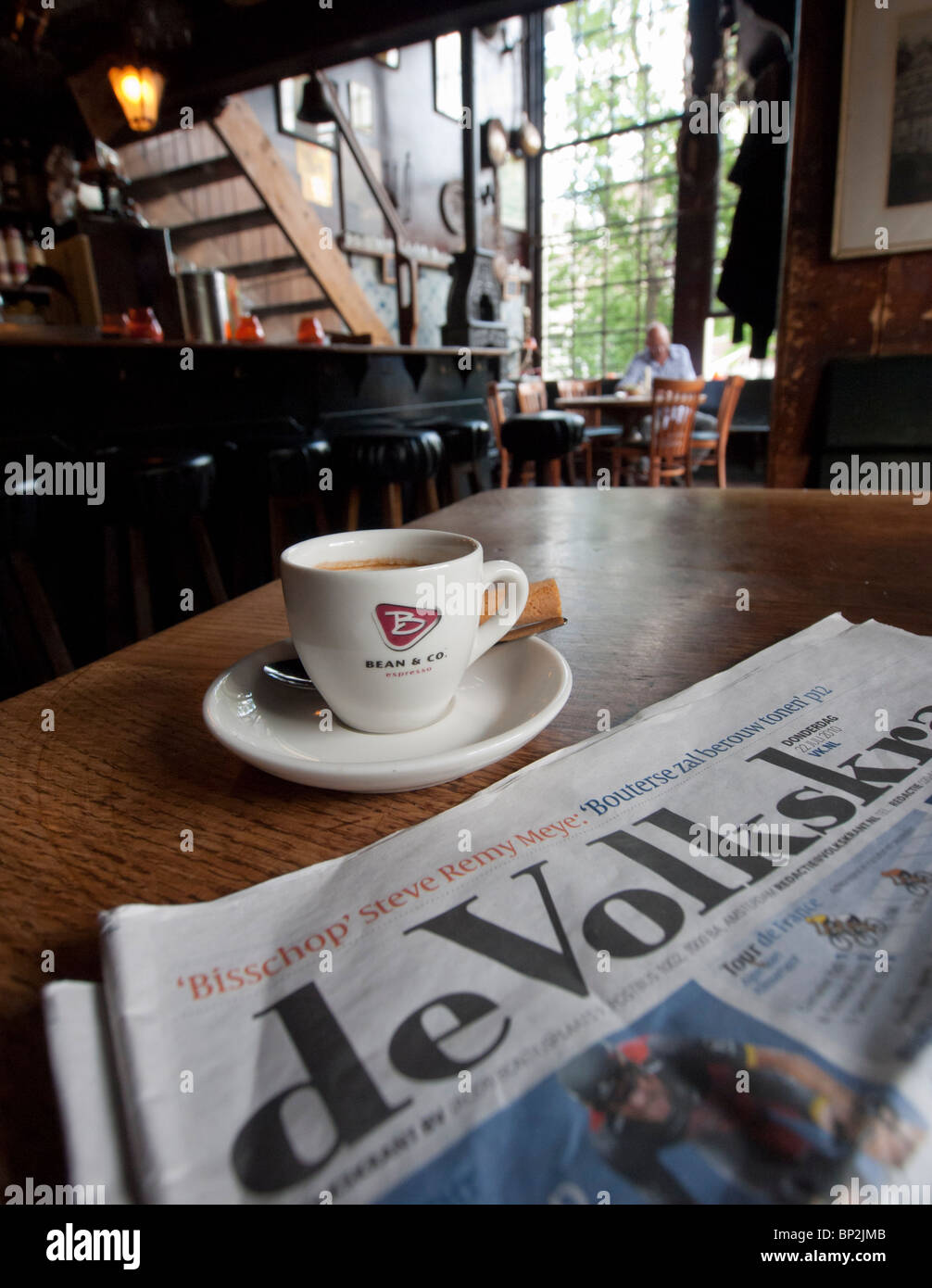 Détail de café et journal local dans le vieux café Het Papeneiland au quartier Jordaan d'Amsterdam aux Pays-Bas Banque D'Images