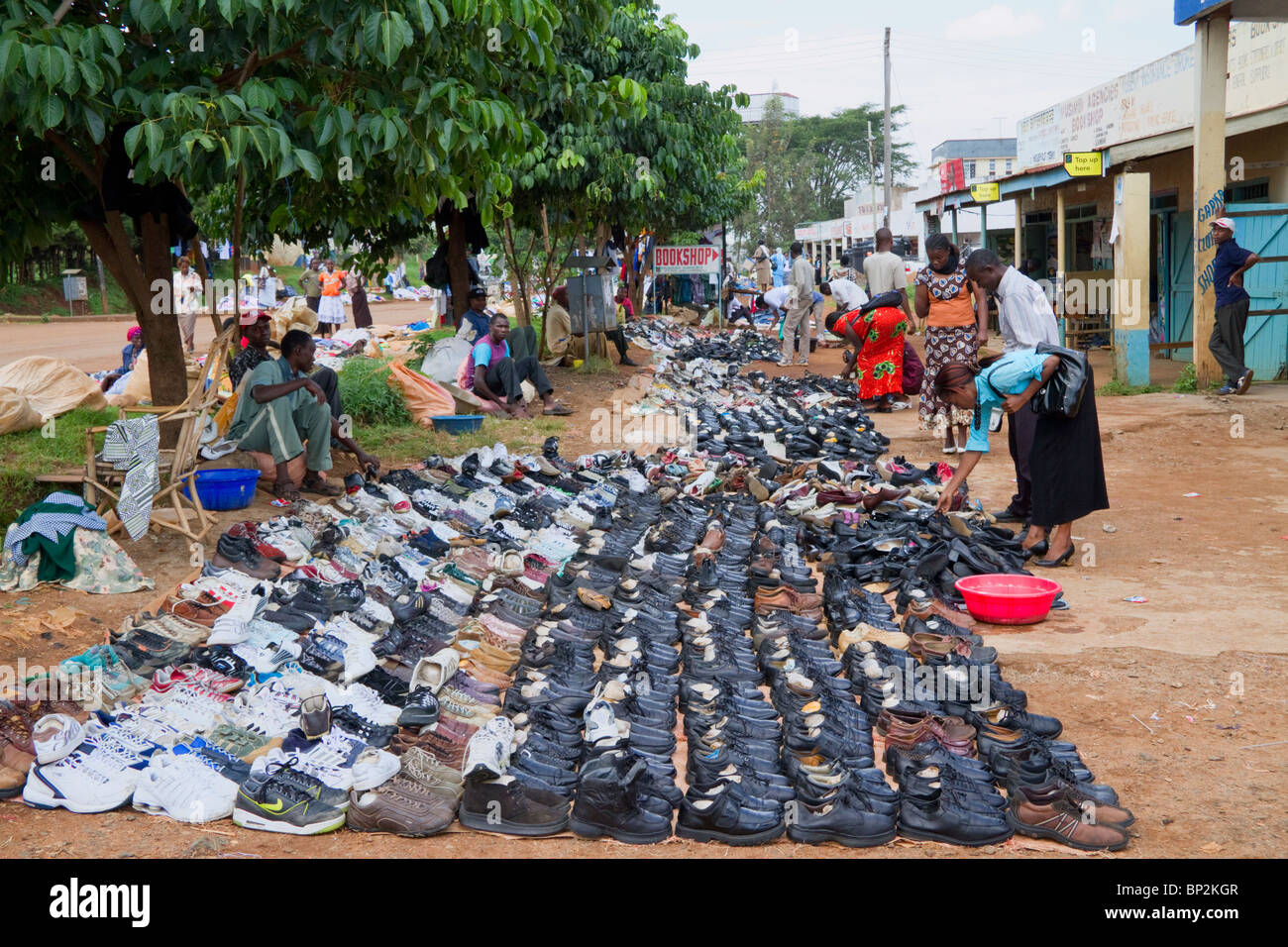 Un marché aux puces en milieu rural au Kenya, des chaussures de rechange. Banque D'Images