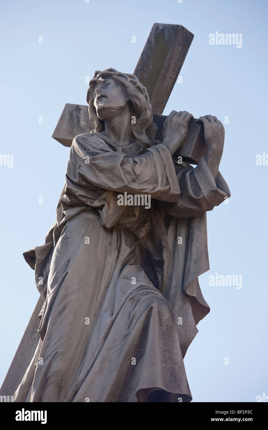 Buenos Aires, Argentine ; une statue en pierre de Jésus portant sa Croix de cimetière de Recoleta Banque D'Images