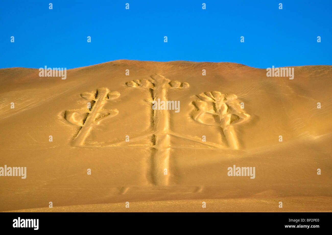 La candélabres, un géant, géoglyphe, Réserve nationale de Paracas, Pérou. Banque D'Images