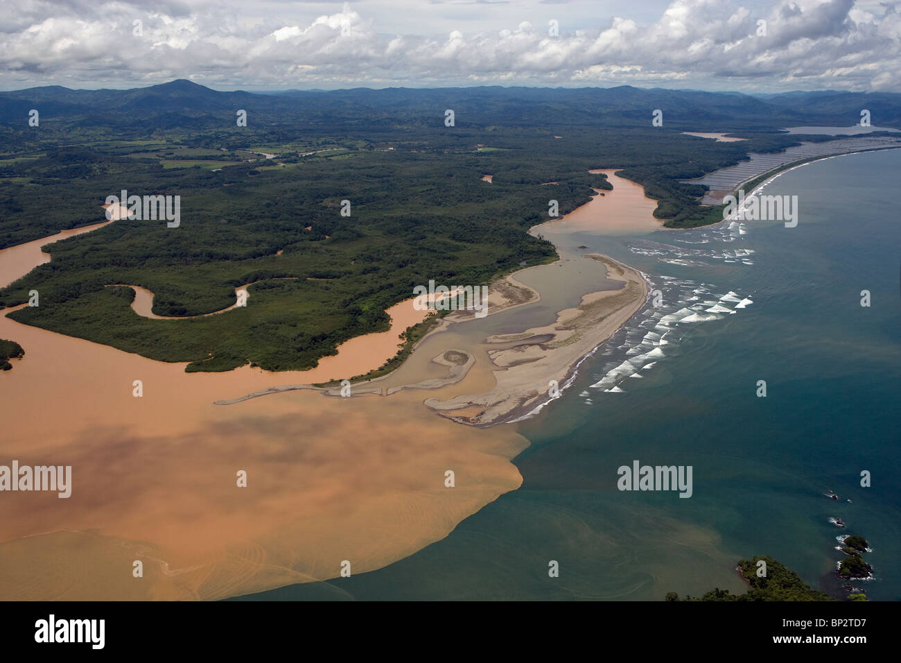 Vue aérienne au-dessus de la rivière boueuse remplie de sédiments qui se jettent dans l'océan Pacifique République du Panama Banque D'Images