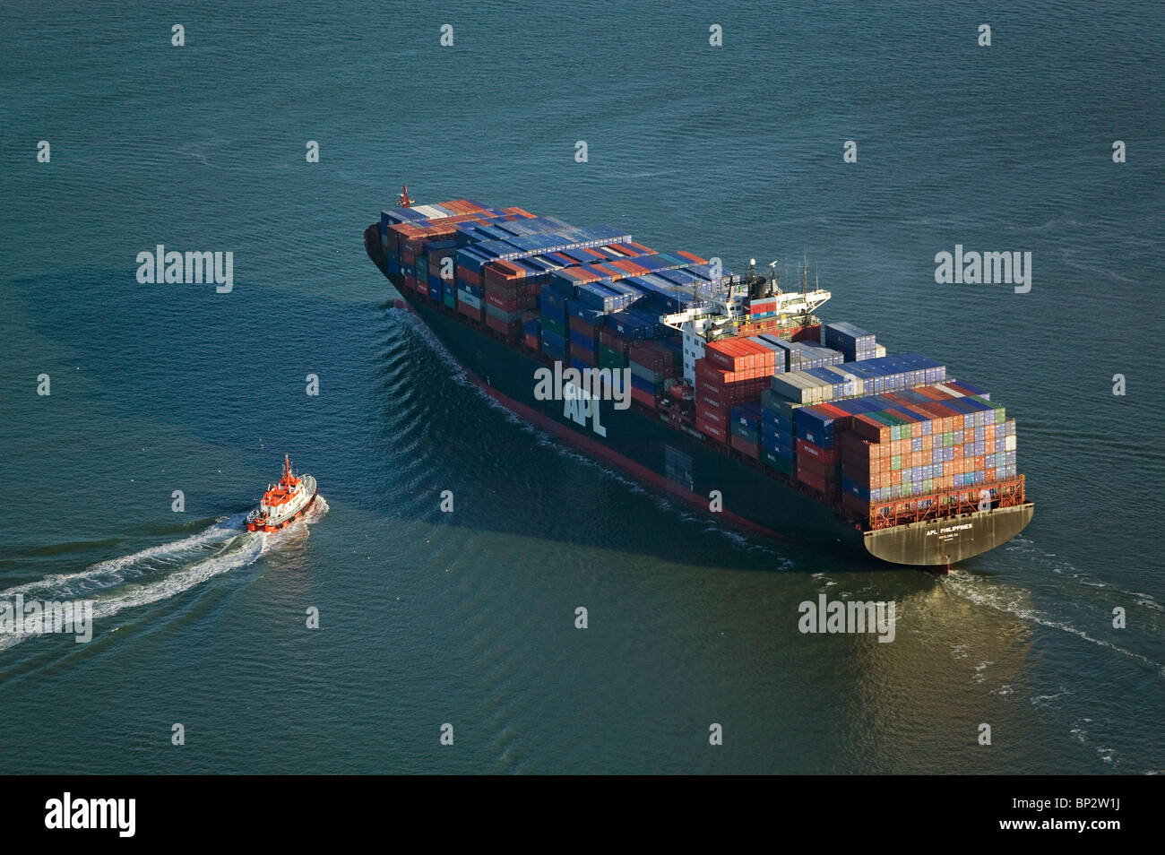 Vue aérienne au-dessus de bateau-pilote à pleine charge session APL Philippines container ship San Francisco bay Banque D'Images