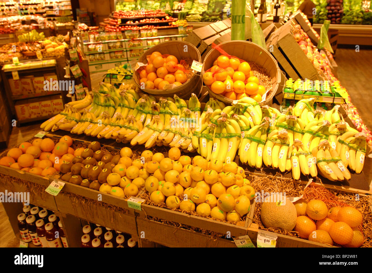 Section des fruits dans une épicerie de la Californie soulignant les fruits et légumes individuellement étiquetés comme biologiques. Banque D'Images
