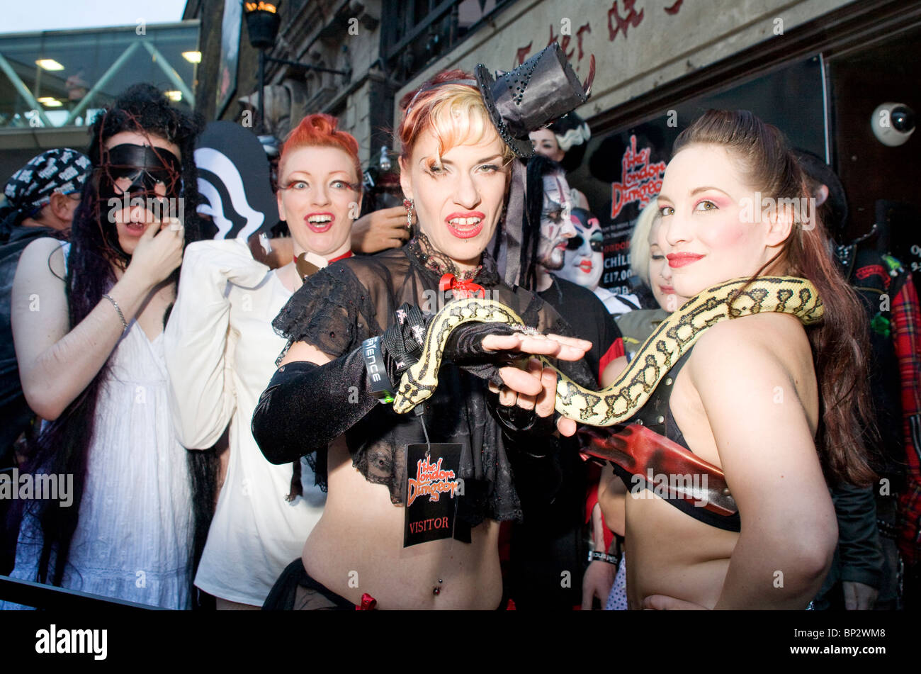 Alice Cooper 'Halloween Nuit de la peur" de la loi sur la concurrence à la freak London Dungeon. Freak show en compétition pour les artistes. Banque D'Images