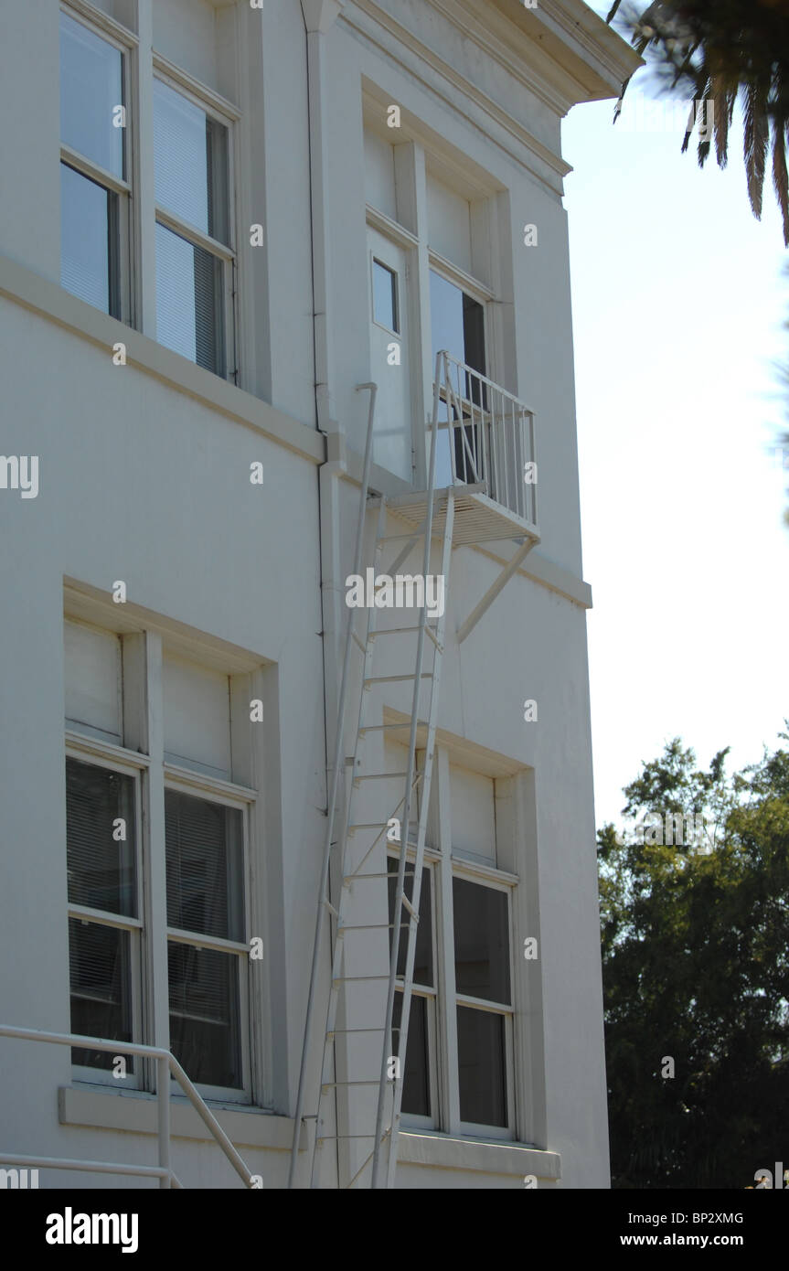 L'échelle de sortie de secours et l'escalier peint en blanc pour correspondre au côté d'un bâtiment blanc propre. Banque D'Images