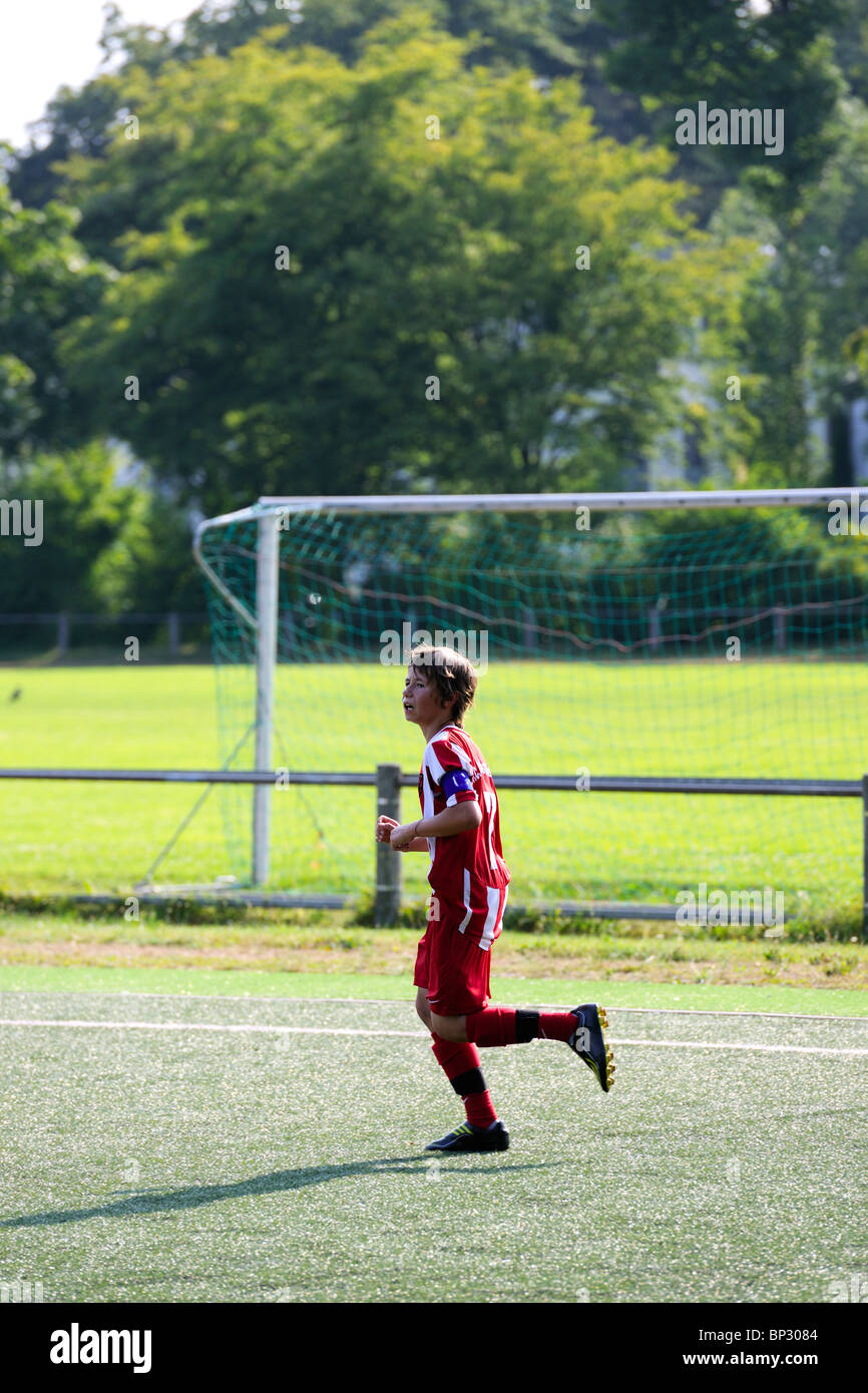 12 ans de l'adolescence dans l'action de Soccer Banque D'Images