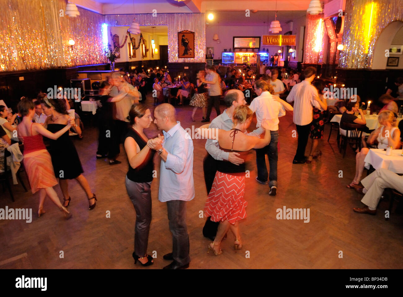 Danse tango dans Claerchens Ballhaus, célèbre salle de danse traditionnelle, de bal restants des années 1920, Mitte, Berlin. Banque D'Images