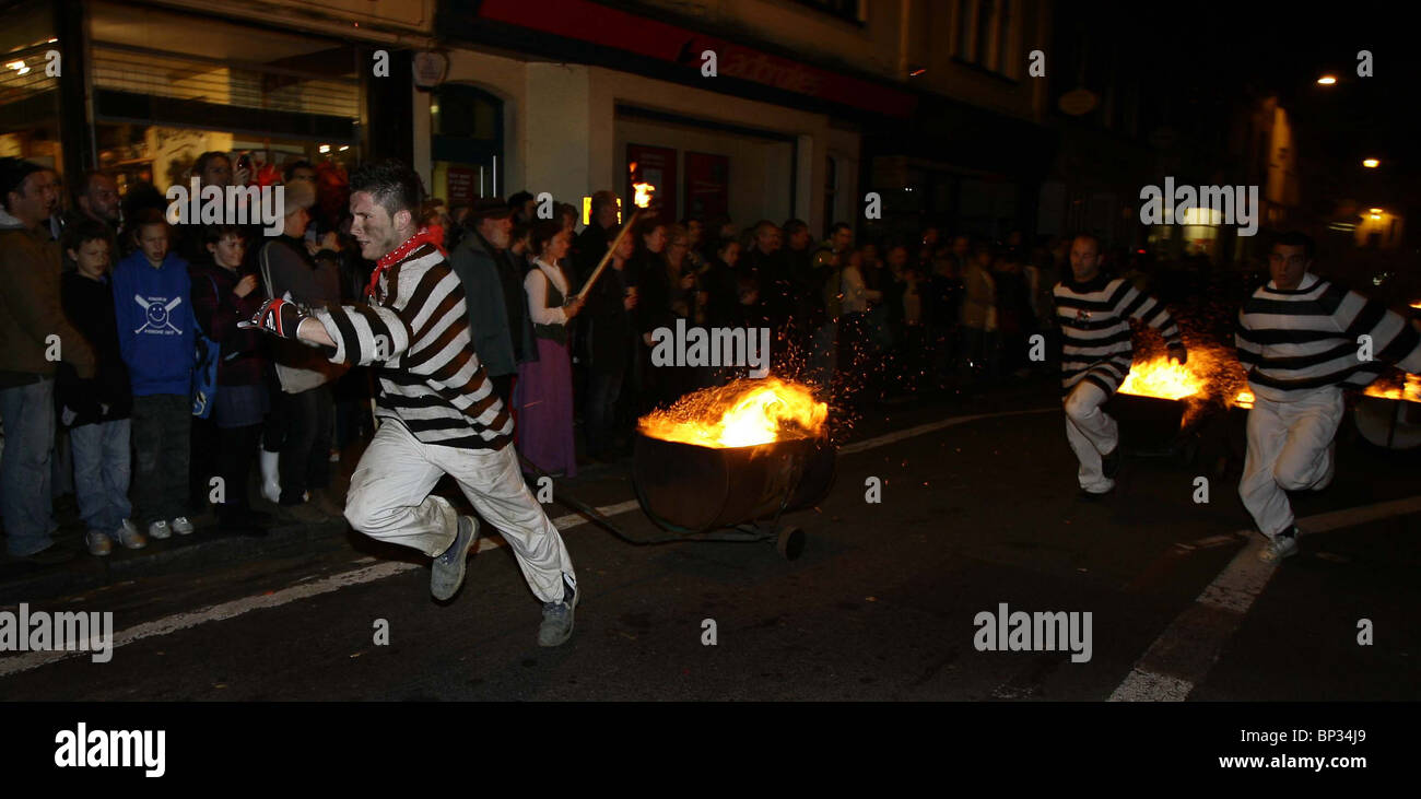 Membre de la société Bonfire Cliffe est entraînée vers le bas de la rue avec un baril de gravure photo par James Boardman. Banque D'Images