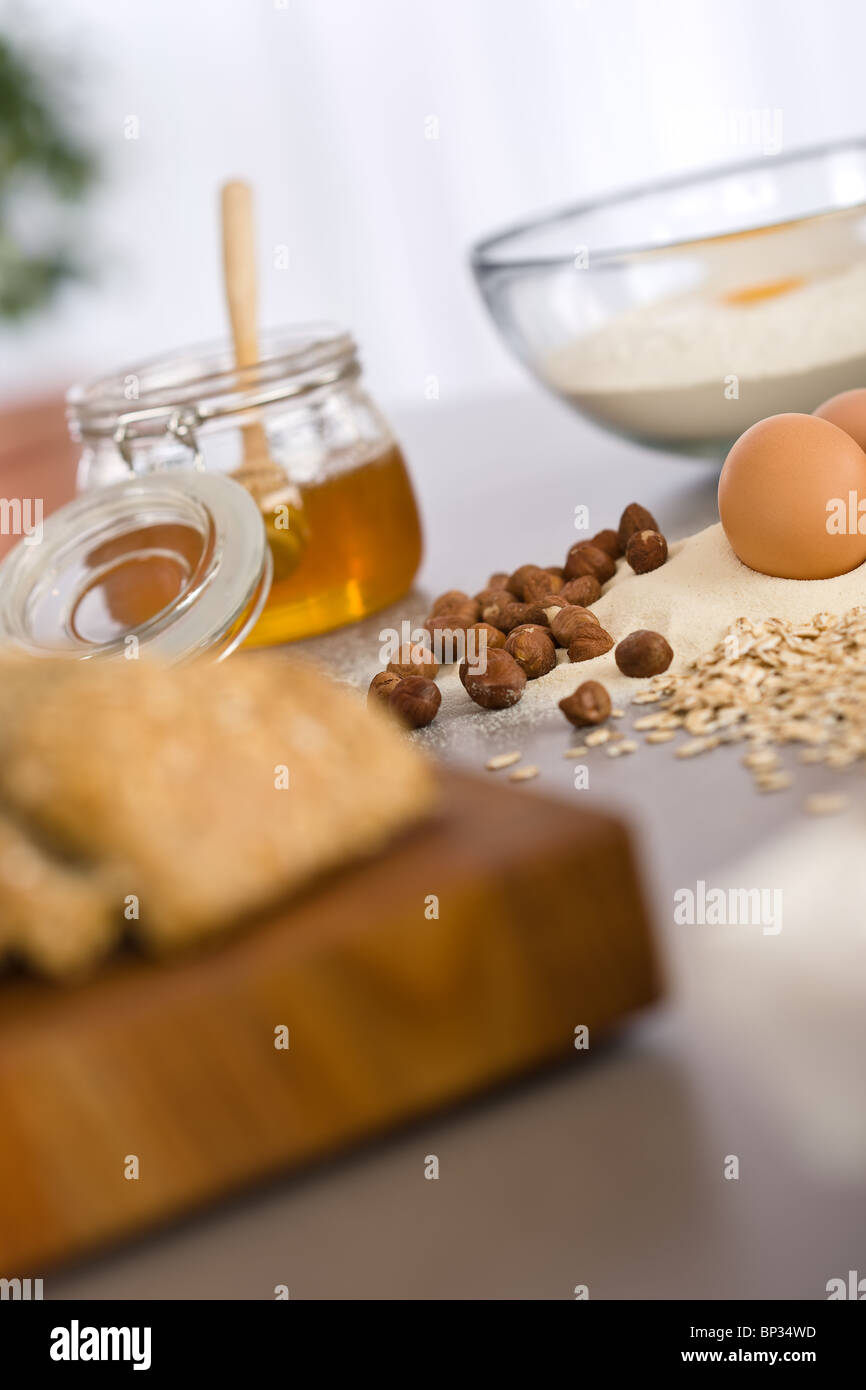 Ingrédients pâte de cuisson, le miel, les oeufs, la farine dans la cuisine Banque D'Images