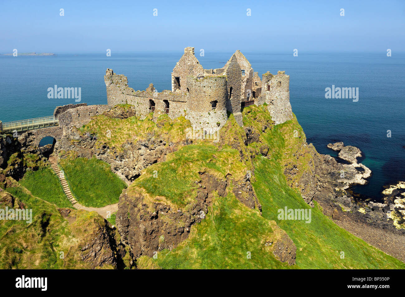 Le Château de Dunluce, ruine médiévale entre Portrush et sur la côte nord d'Antrim Bushmills Road, comté d'Antrim, en Irlande du Nord Banque D'Images