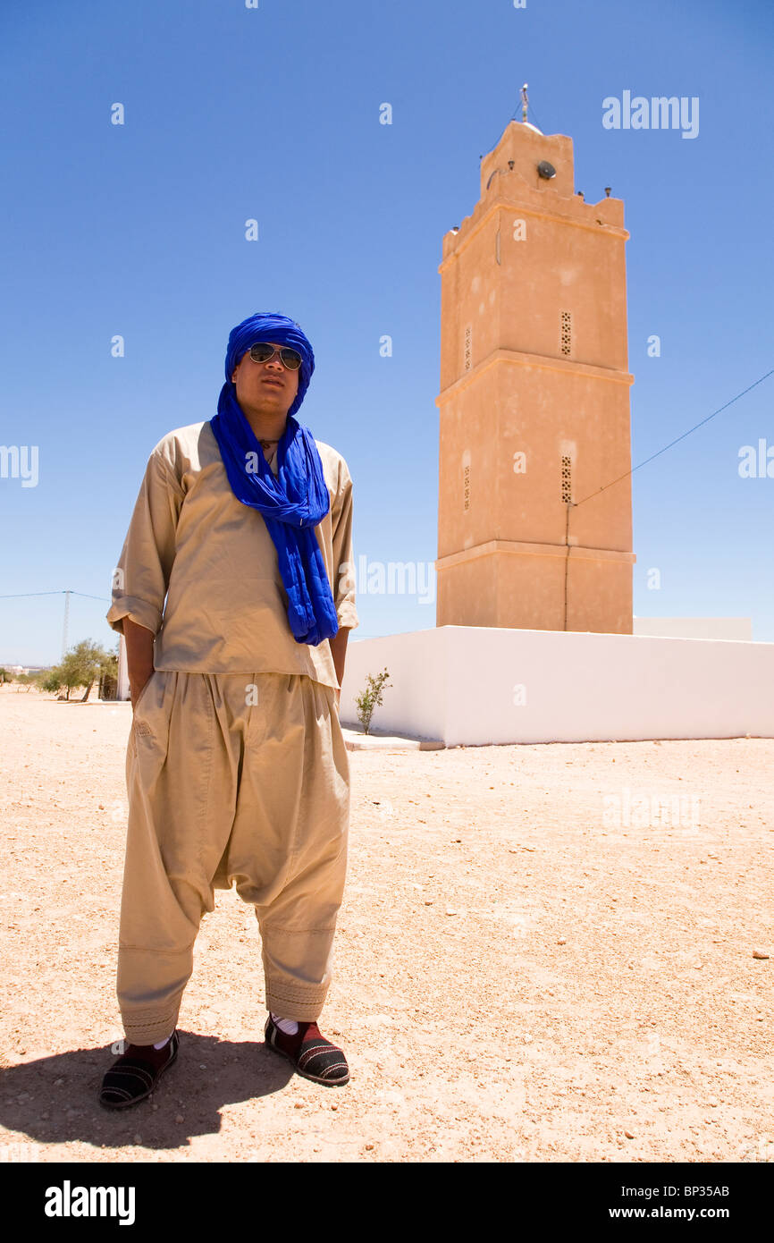 Un homme arabe porte un foulard bleu, lunettes de soleil et un pantalon  baggy à Djerba (Tunisie Photo Stock - Alamy