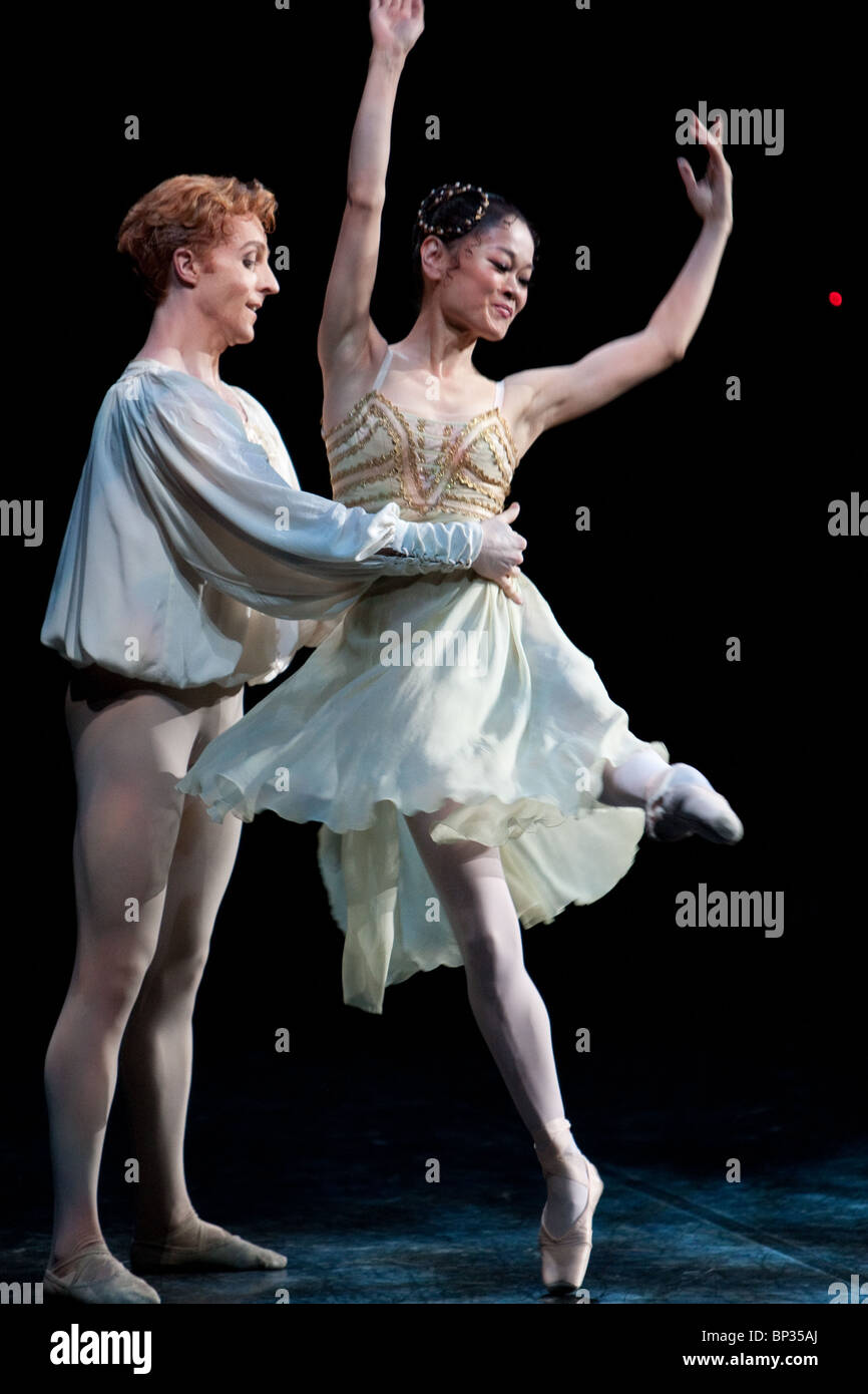 'Roméo et Juliette' réalisée par le Royal Ballet, avec des danseurs principe Miyako Yoshida et Steven McRae. Banque D'Images