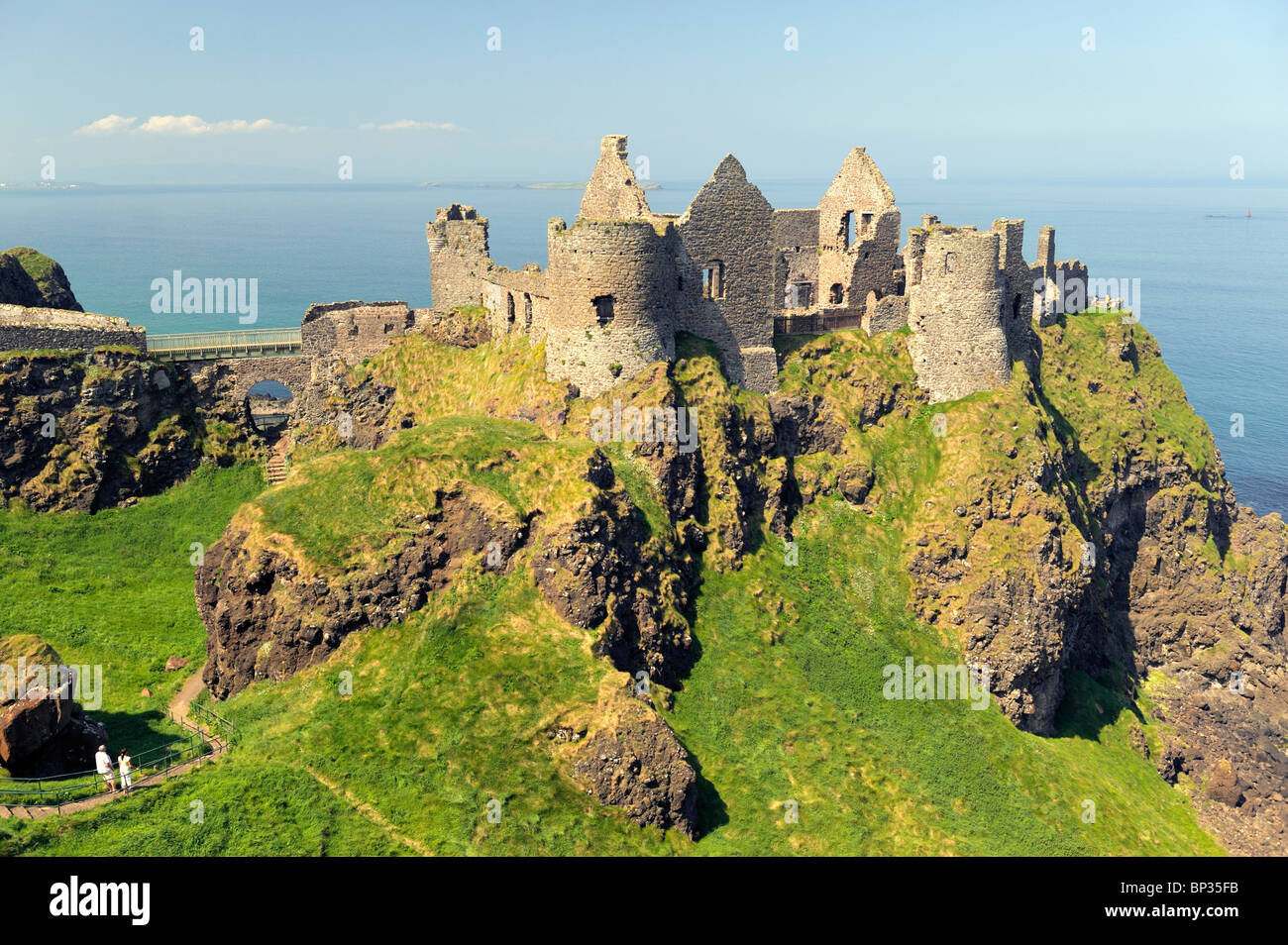 Le Château de Dunluce, ruine médiévale entre Portrush et sur la côte nord d'Antrim Bushmills Road, comté d'Antrim, en Irlande du Nord Banque D'Images