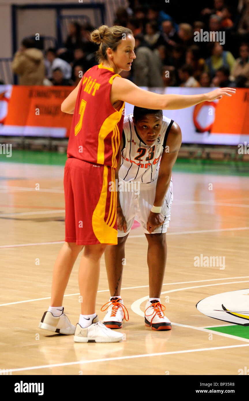 Cappie Pondexter # 23 ressemble de dessous la main de Nilay Yigit # 7 Banque D'Images