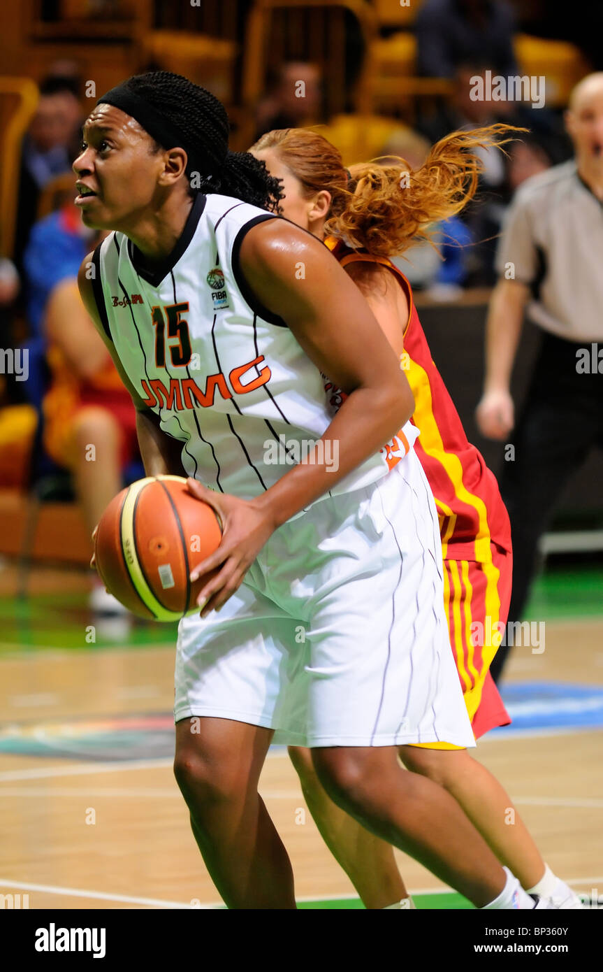 Asiha Jones # 15 aspire à Galatasaray est plaqué. Esra Sencebe # 55 à l'arrière-plan. Banque D'Images