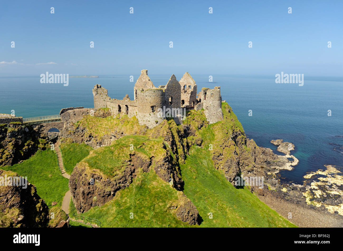 Le Château de Dunluce, ruine médiévale entre Portrush et sur la côte nord d'Antrim Bushmills Road, comté d'Antrim, en Irlande du Nord Banque D'Images