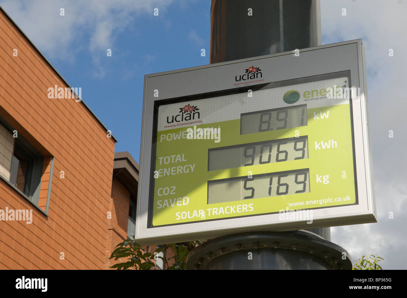 Indicateur de panneau solaire à l'Université de Central Lancashire, montrer la quantité de CO2 économisée Banque D'Images