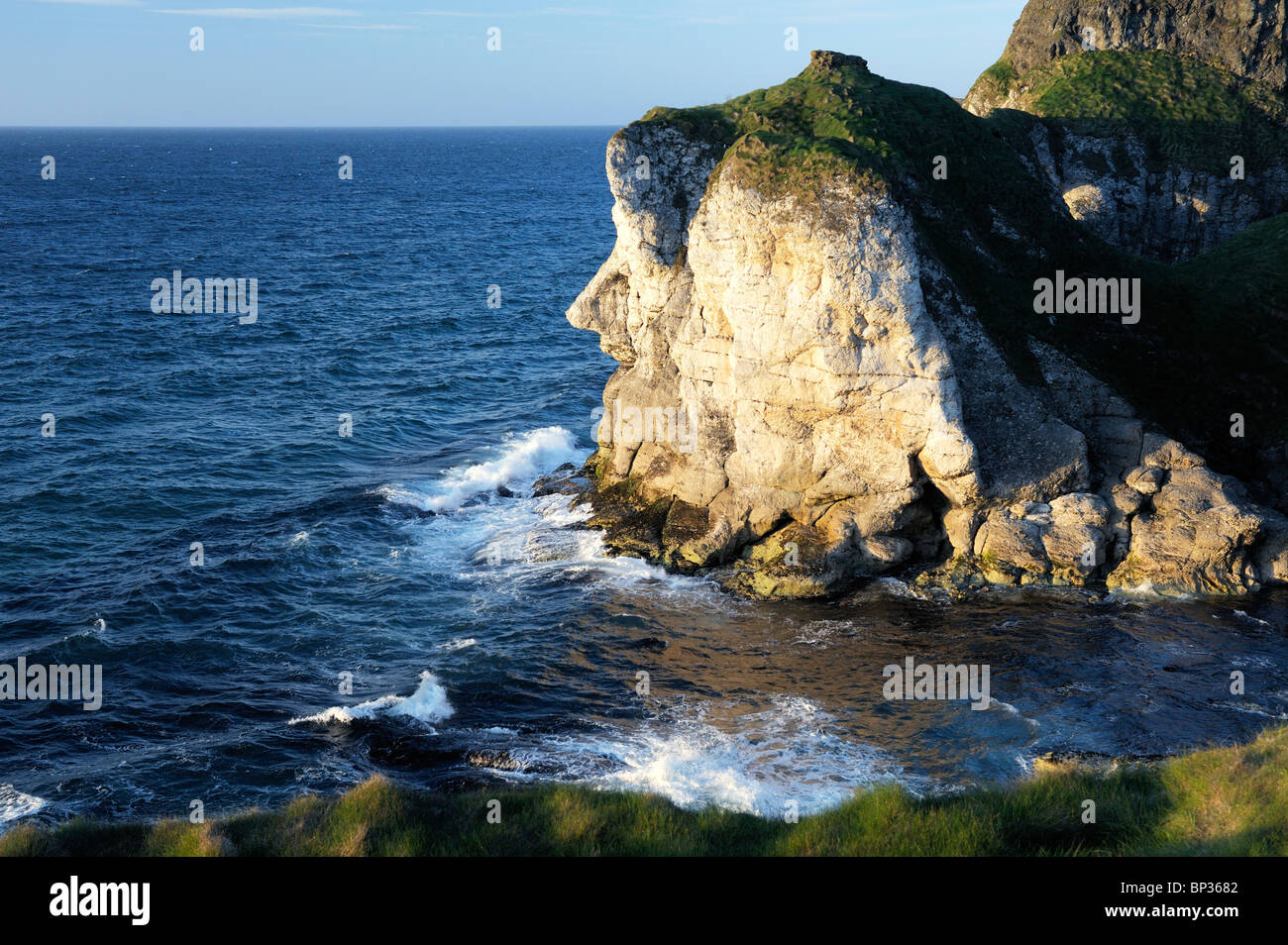 Les Giants Head repère à la falaise de calcaire blanc des rochers près de Portrush, l'Irlande du Nord. À l'est jusqu'à la Chaussée des Géants Banque D'Images