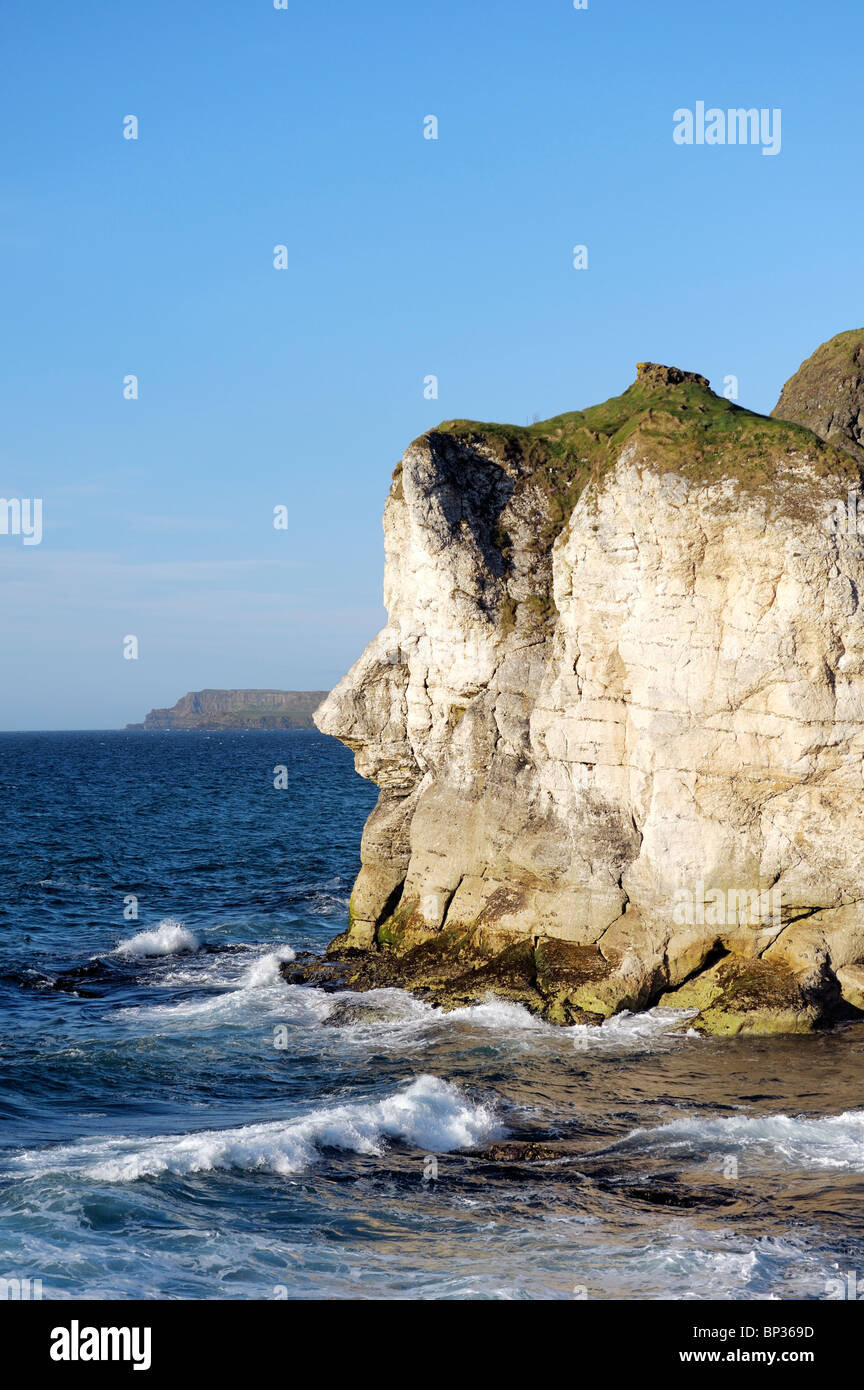 Les Giants Head repère à la falaise de calcaire blanc des rochers près de Portrush, l'Irlande du Nord. À l'est jusqu'à la Chaussée des Géants Banque D'Images