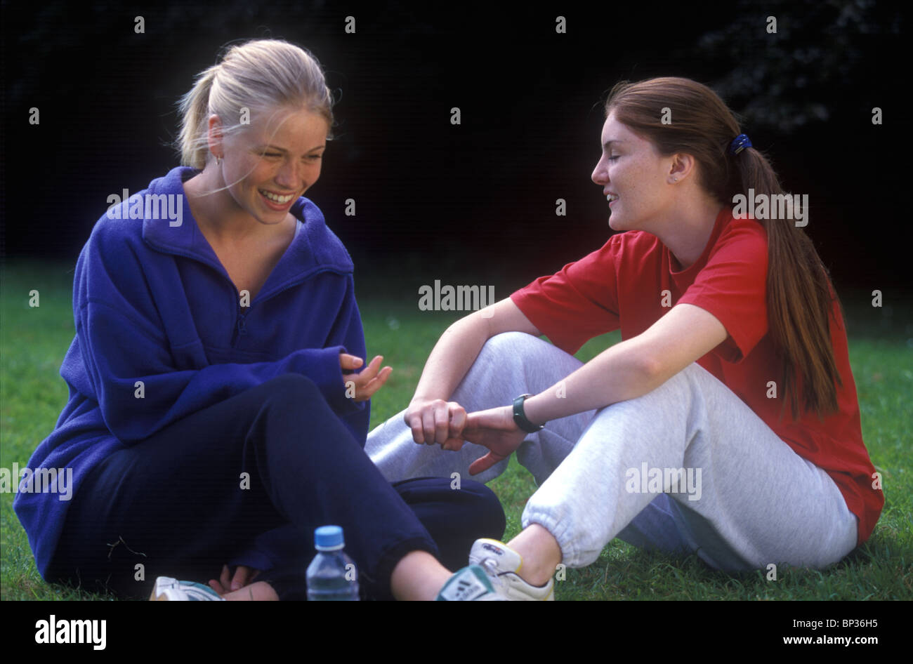 2 pour l'eau potable après l'exercice et à discuter et rire ensemble Banque D'Images