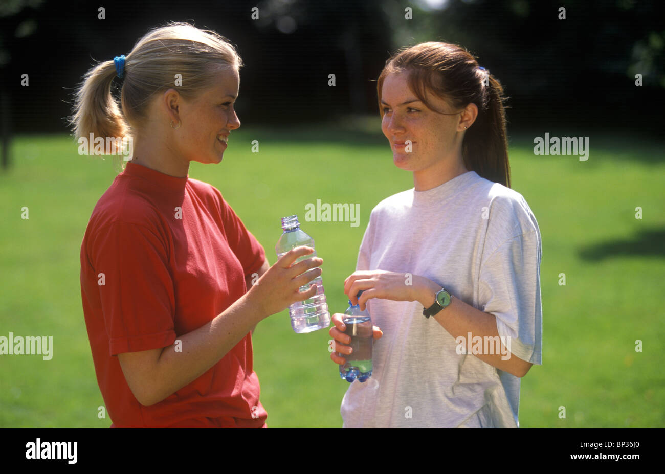 2 pour l'eau potable après l'exercice Banque D'Images