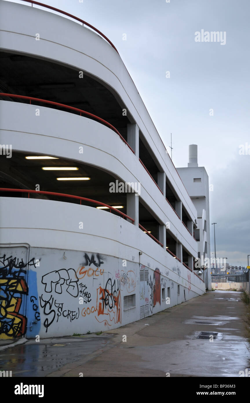 Parking vide et lointain du bâtiment sur la ville. Banque D'Images