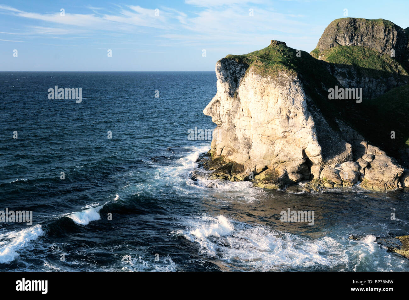 Les Giants Head repère à la falaise de calcaire blanc des rochers près de Portrush, l'Irlande du Nord. À l'est jusqu'à la Chaussée des Géants Banque D'Images