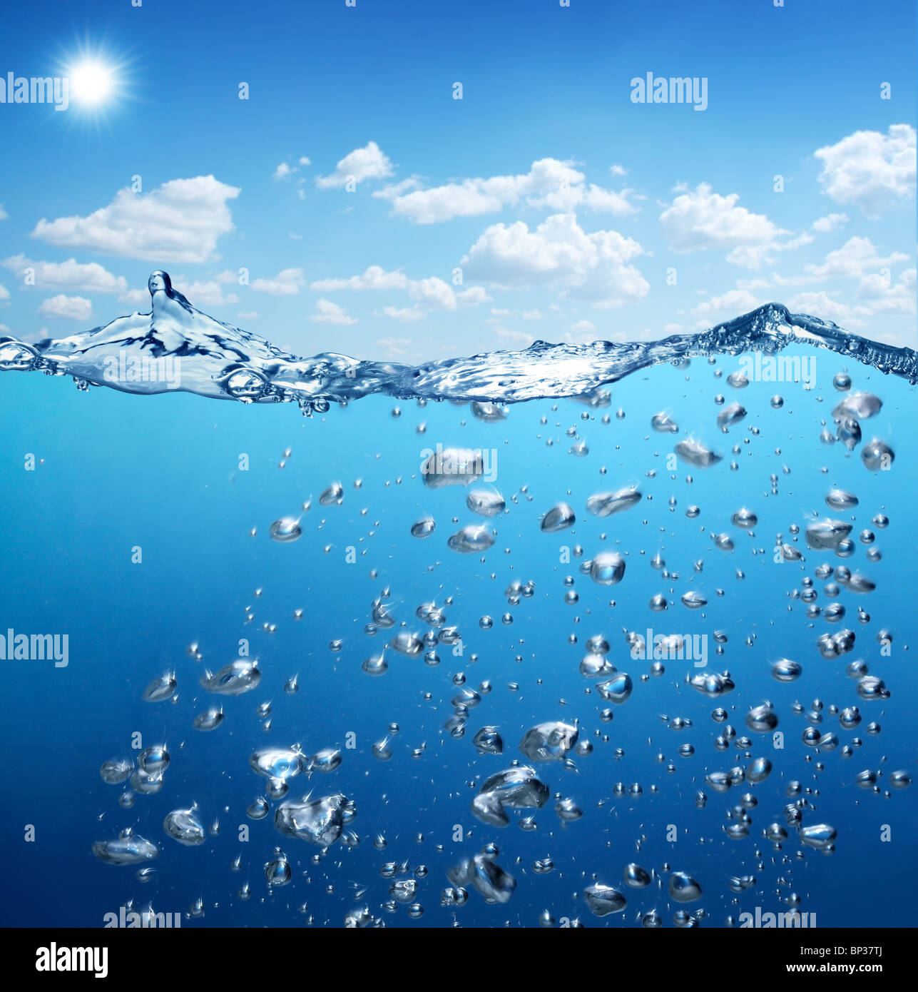 Bulles d'air montent du fond de l'océan à la surface. Banque D'Images