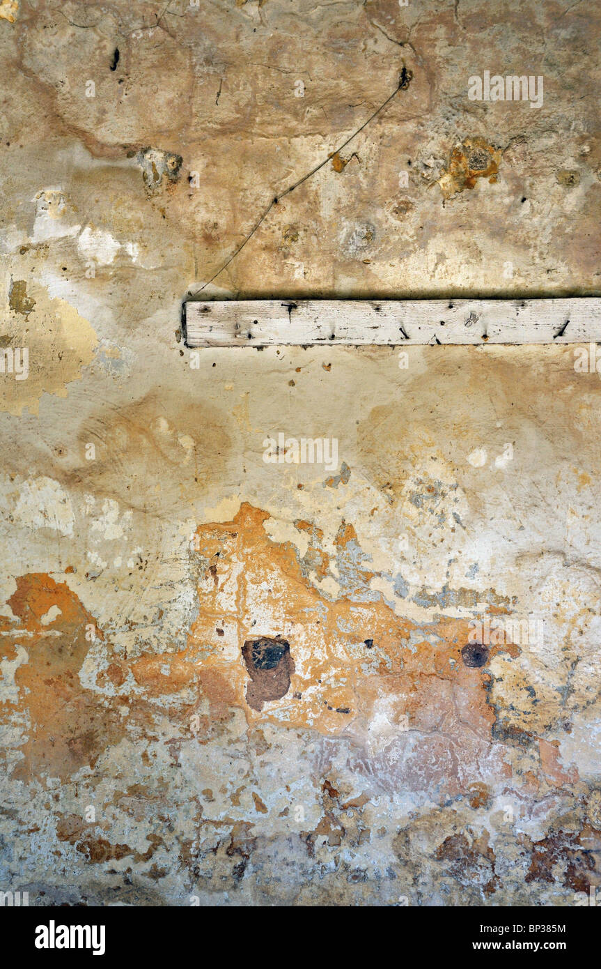 La texture du mur en ruine altérés. Maison abandonnée de l'intérieur. Banque D'Images