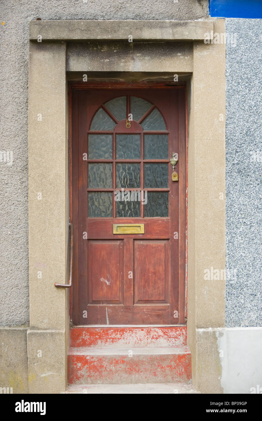 Scruffy moderne teinté marron glacé partiellement lambrissés en bois porte no. En laiton avec 8 chambre de letterbox en UK Banque D'Images