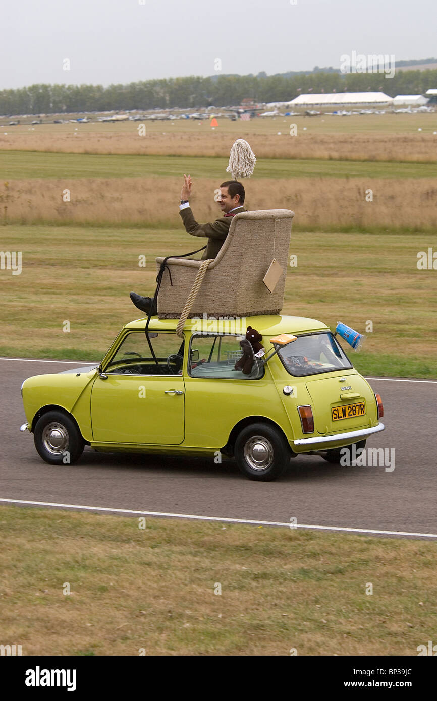 Rowan Atkinson comme Mr Bean au volant de sa mini vert à Goodwood Banque D'Images