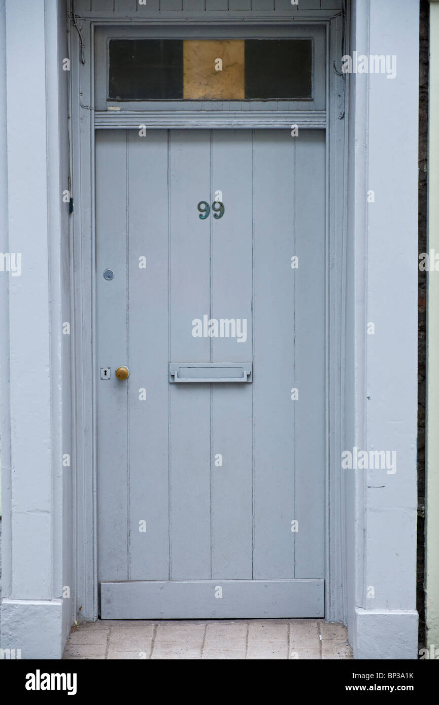 En bois peint en gris n° de porte avant Avec 99 lettres et imposte vitrée de house en UK Banque D'Images