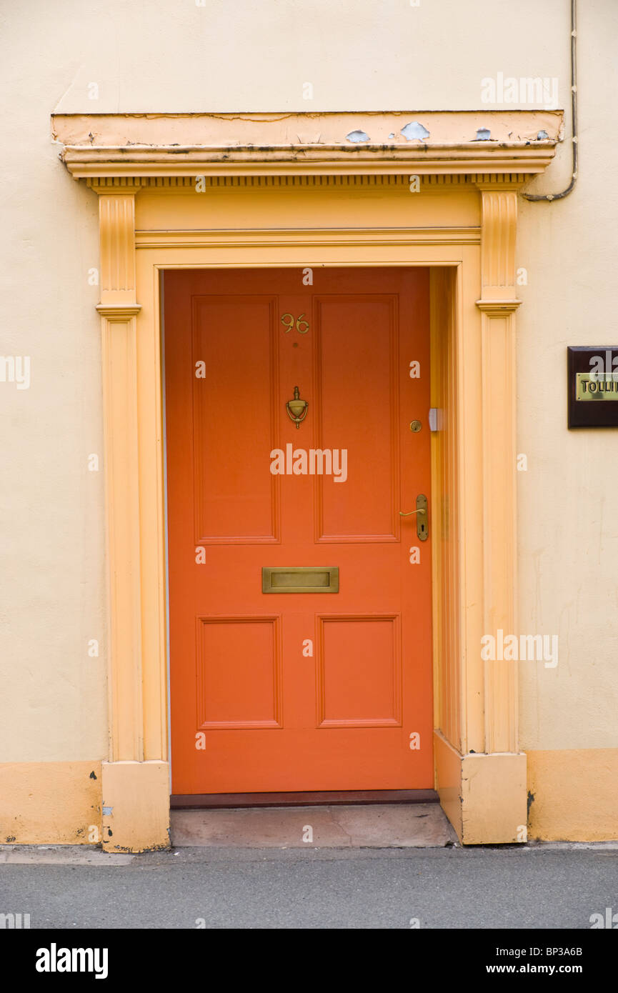 Lambris en bois peint orange n° de porte avant Avec 96 lettres en laiton et  d'une télévision et de l'architrave fronton maison de ville à UK Photo  Stock - Alamy