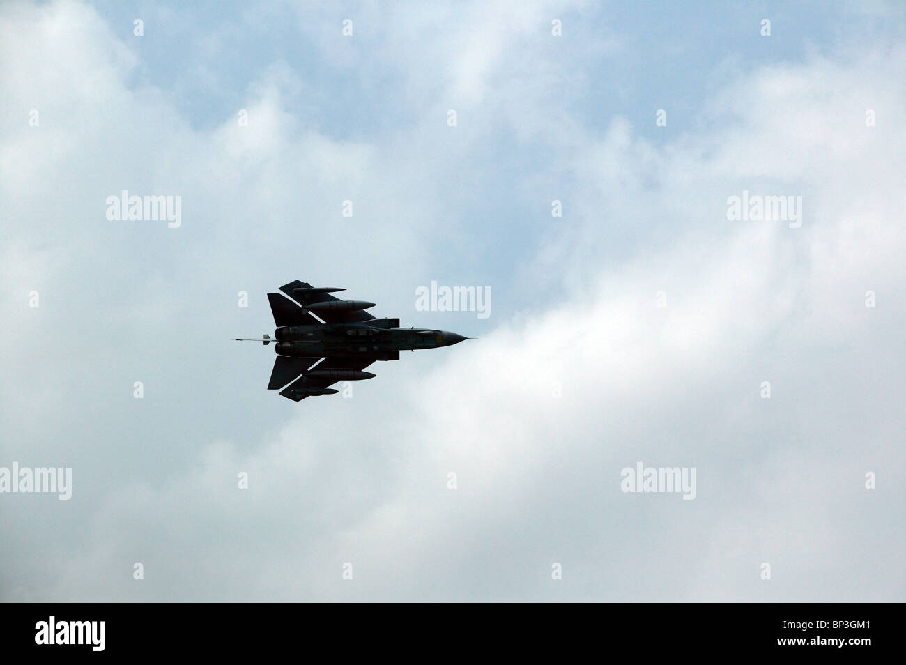 RAF Panavia Tornado Gr.4 dans un passage à grande vitesse, avec ses ailes arrière balayé, tout en affichant à Biggin Hill Air Show 2010 Banque D'Images