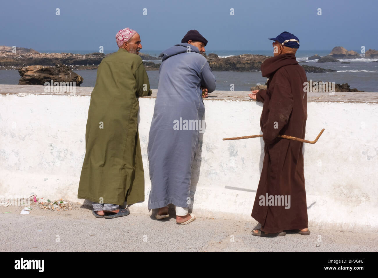 Mendiant et deux hommes marocain à Essaouira Banque D'Images