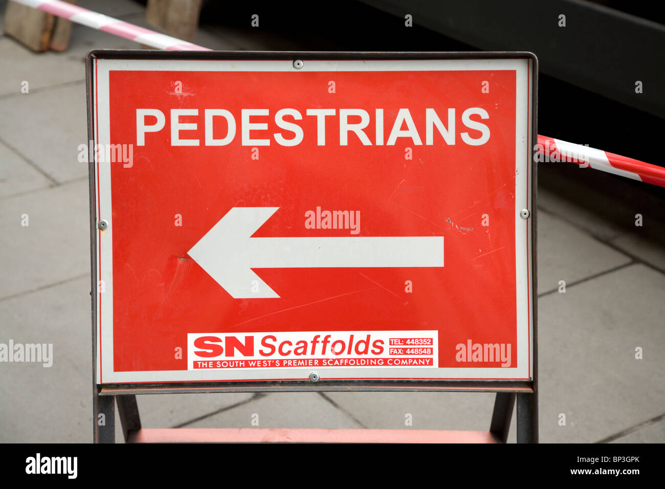 Panneau rouge piétons flèche Banque D'Images