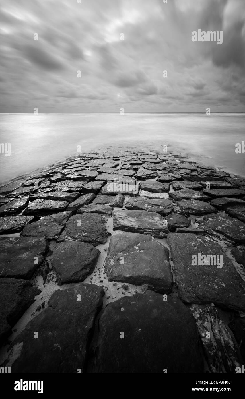 Motion de l'eau autour de la brique sur la côte néerlandaise Banque D'Images
