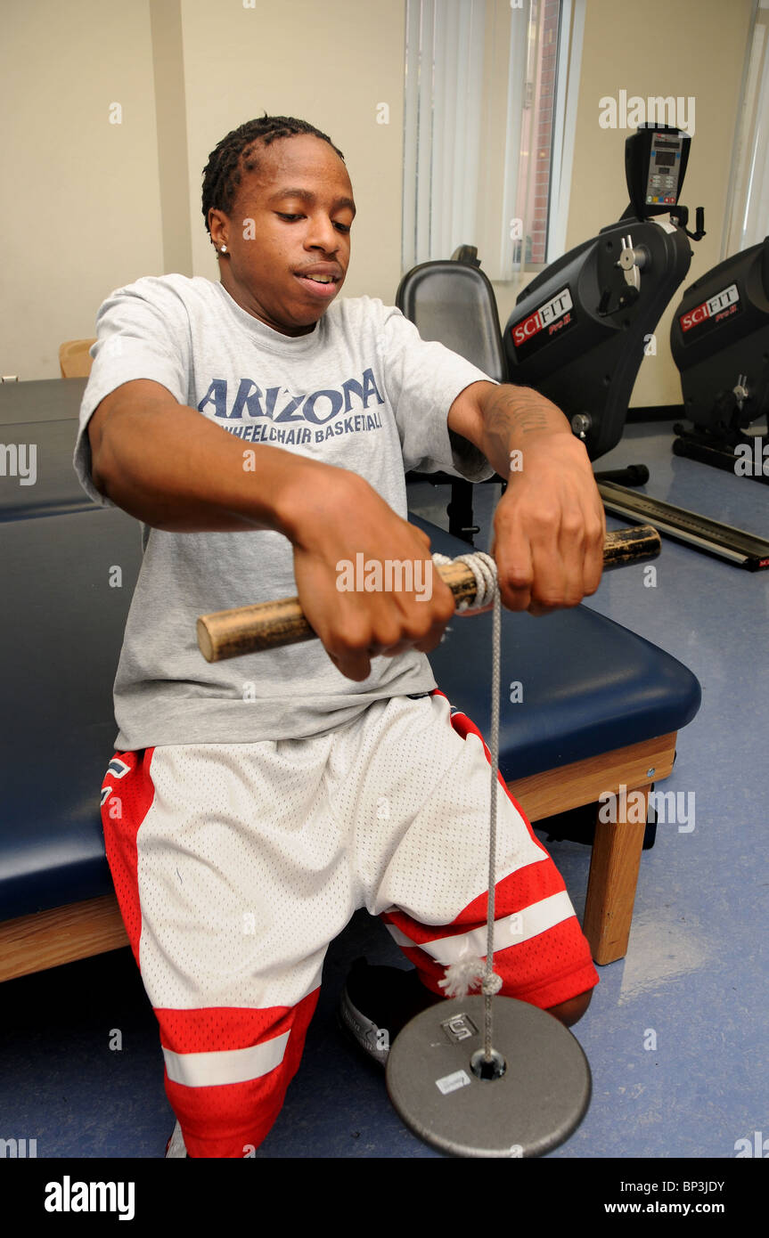 Rion Prioleau fonctionne au campus Centre de ressources à l'UA, où il joue au basket-ball en fauteuil roulant. Banque D'Images