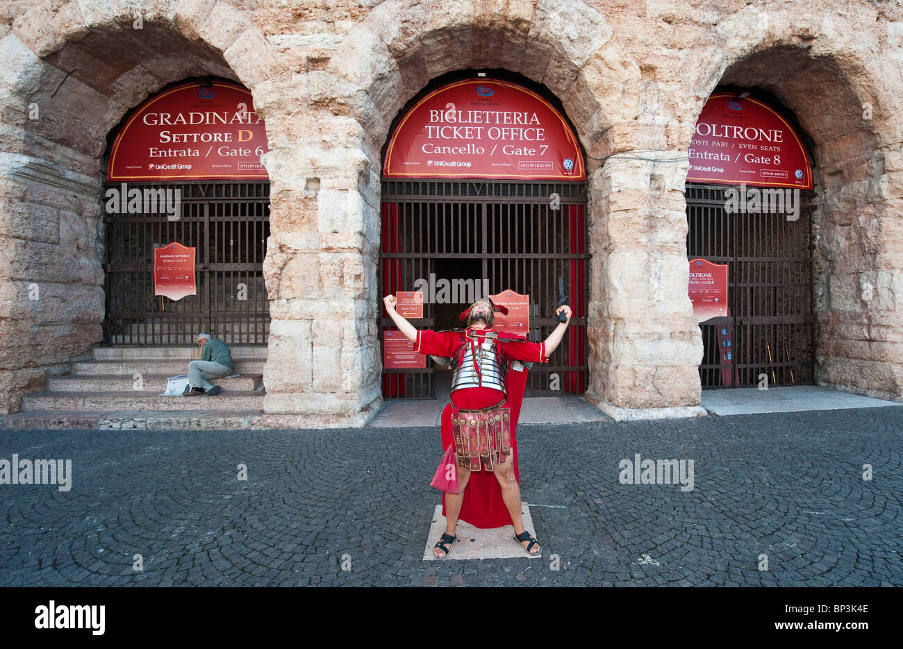 Artiste de rue vêtu comme un centurion romain pose devant Arena billeterie, Vérone, Italie Banque D'Images