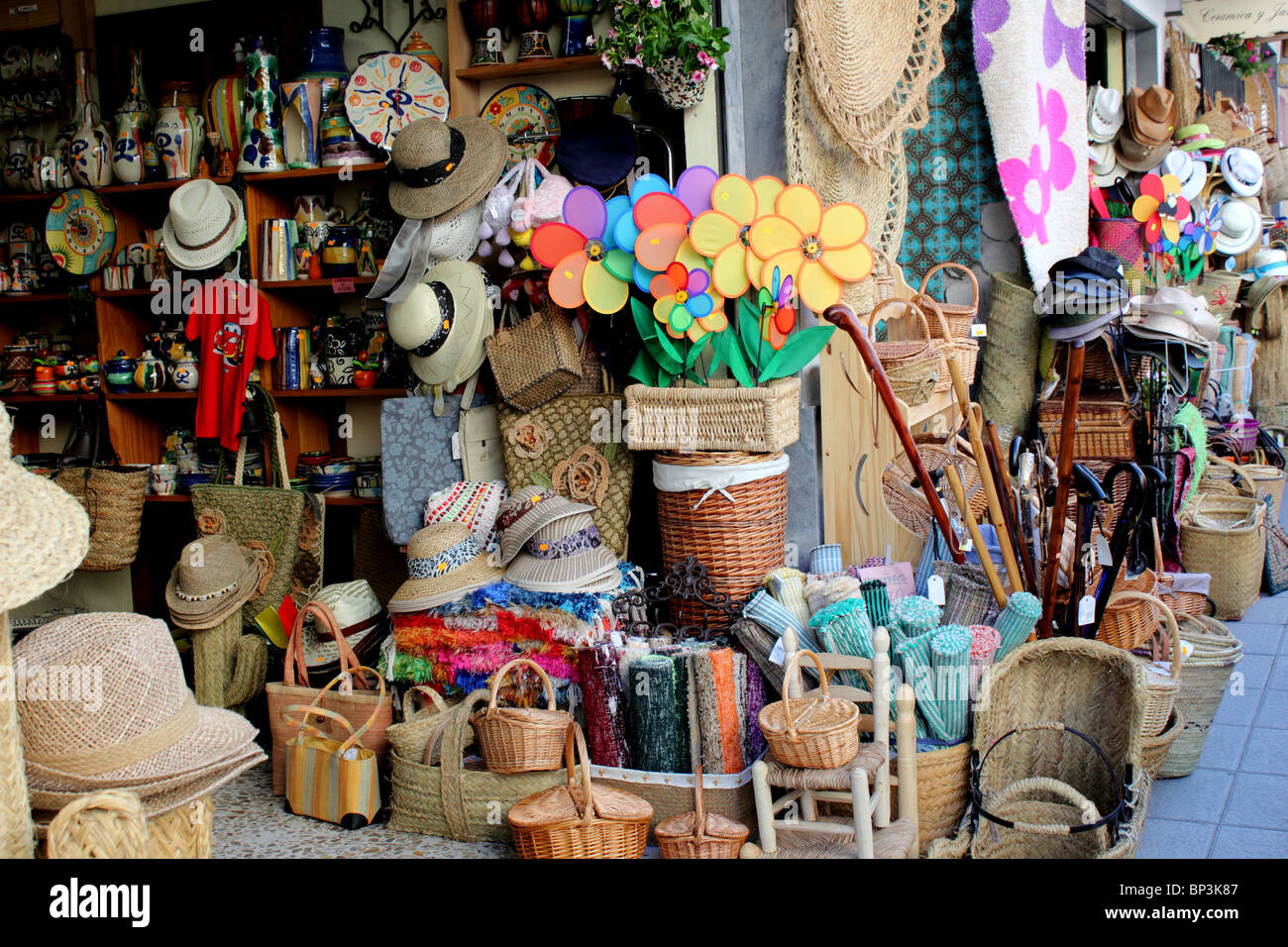 Shop affichage des chapeaux de paille à la main, tapis tissés, des paniers,  des tapis, des sacs et autres objets d'artisanat de Níjar Espagne Photo  Stock - Alamy