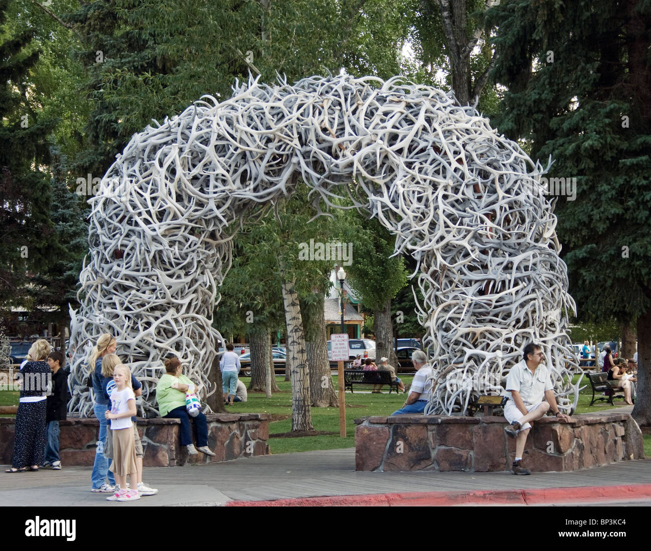 Une arche emblématique entièrement faite de bois de wapiti accueille les visiteurs dans un parc à Jackson Hole, Wyoming, symbolisant le charme rustique de l'Ouest de la ville. Banque D'Images