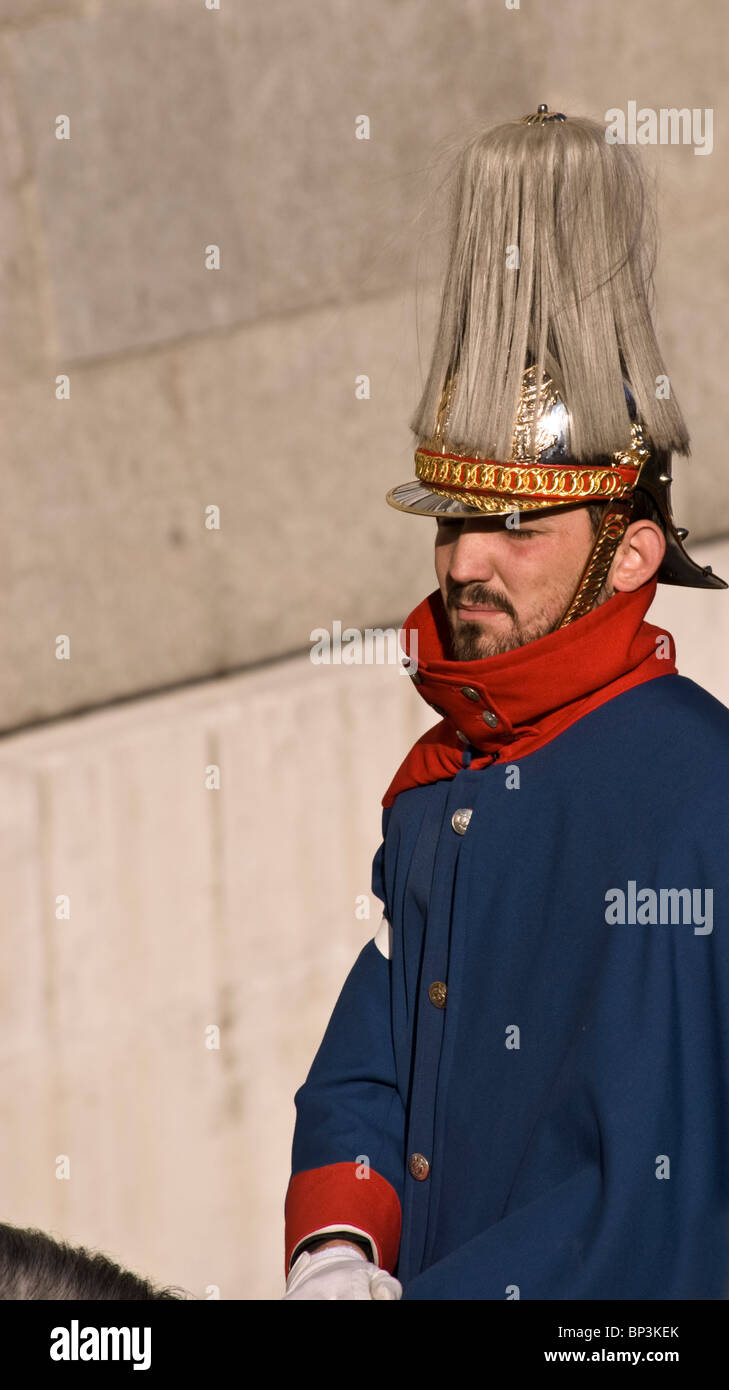 L'un des gardes du palais de service au Palais Royal, Madrid, Espagne, le fait d'avoir une répétition tranquille au soleil. Banque D'Images