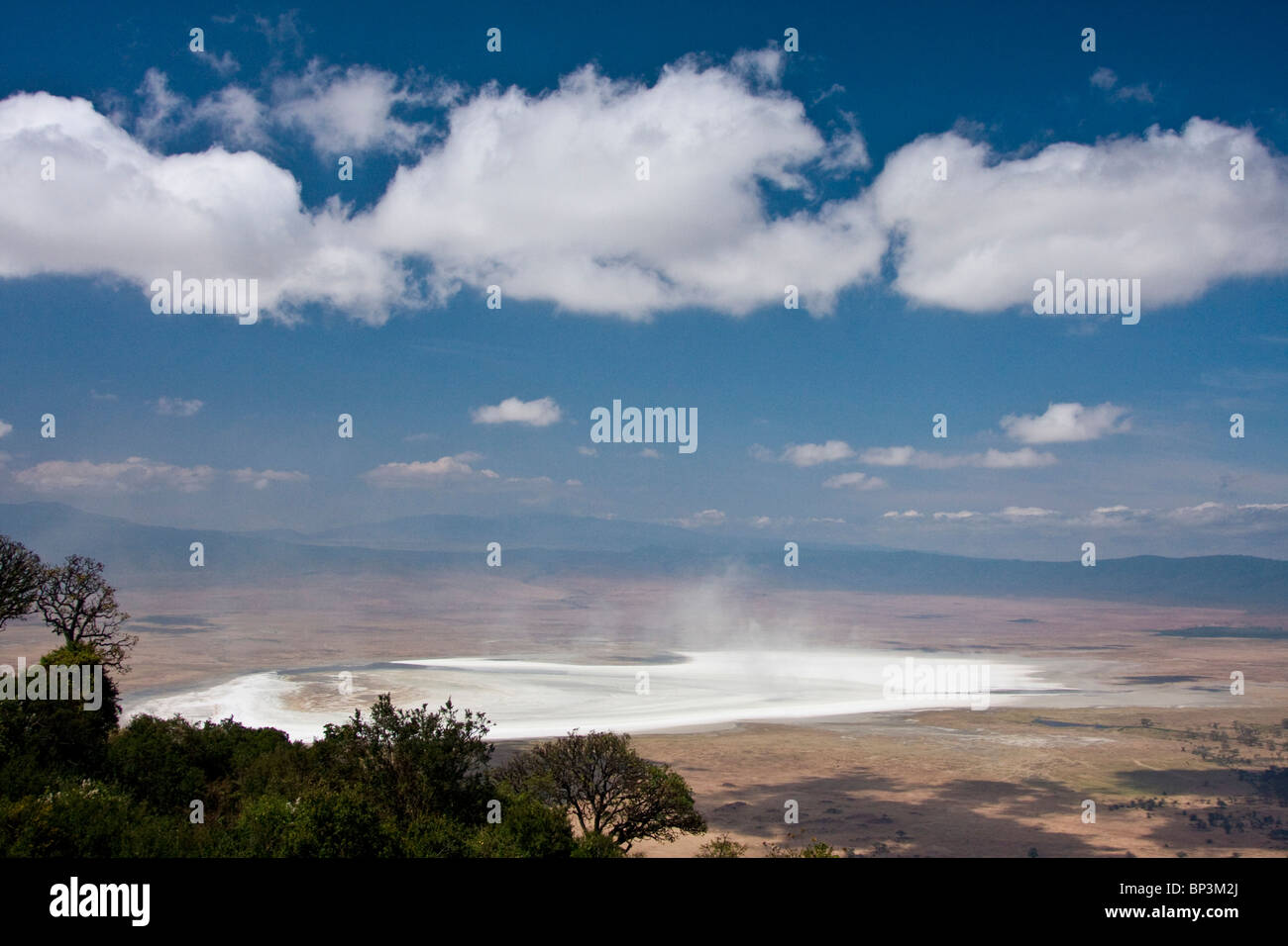 L'Afrique. La Tanzanie. Vue du lac Magadi avec nuages de poussière au Ngorongoro Crater. Banque D'Images