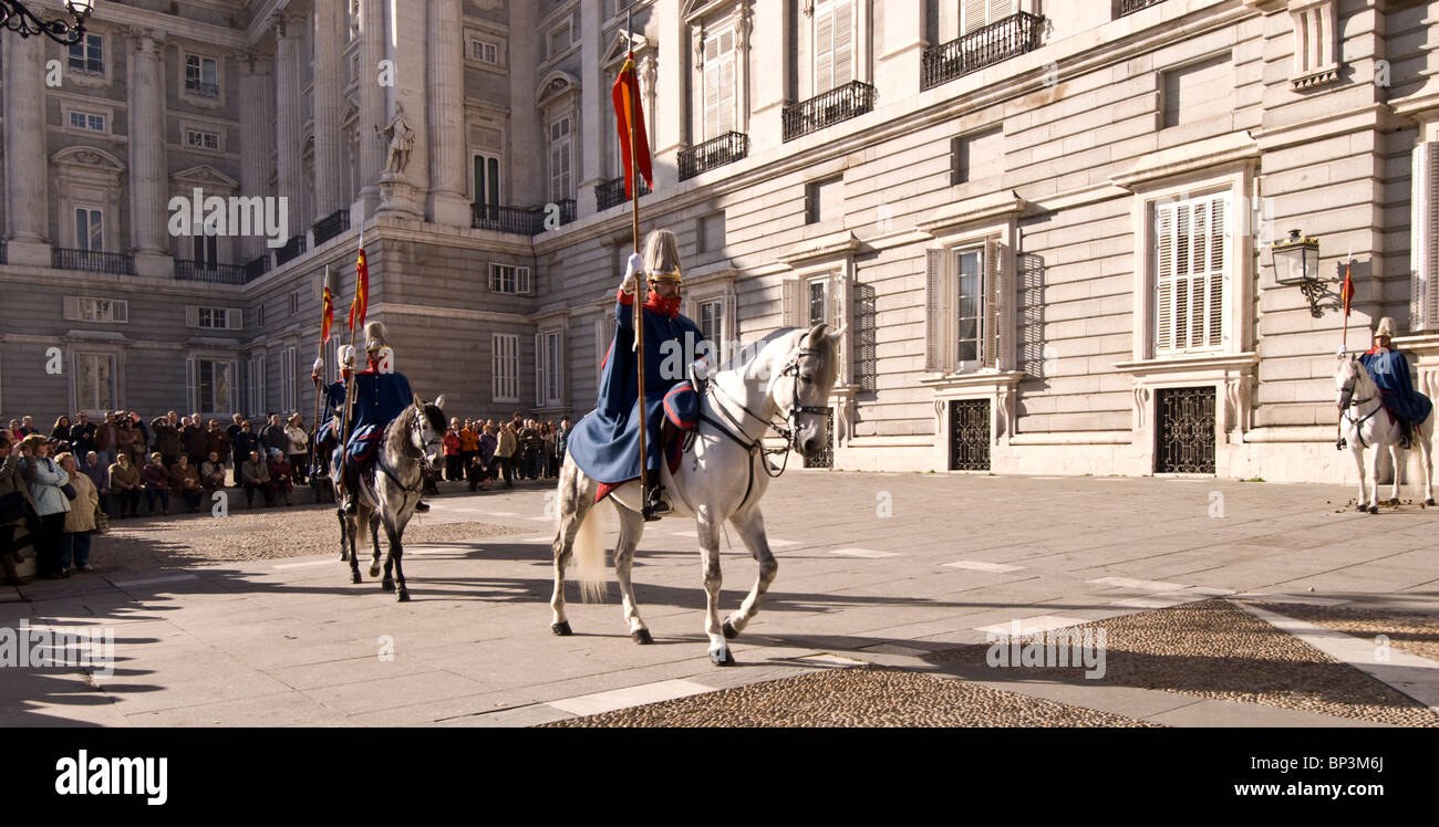Madrid Page De Garde Changement de la garde au Palais Royal, Madrid, Espagne Photo Stock - Alamy