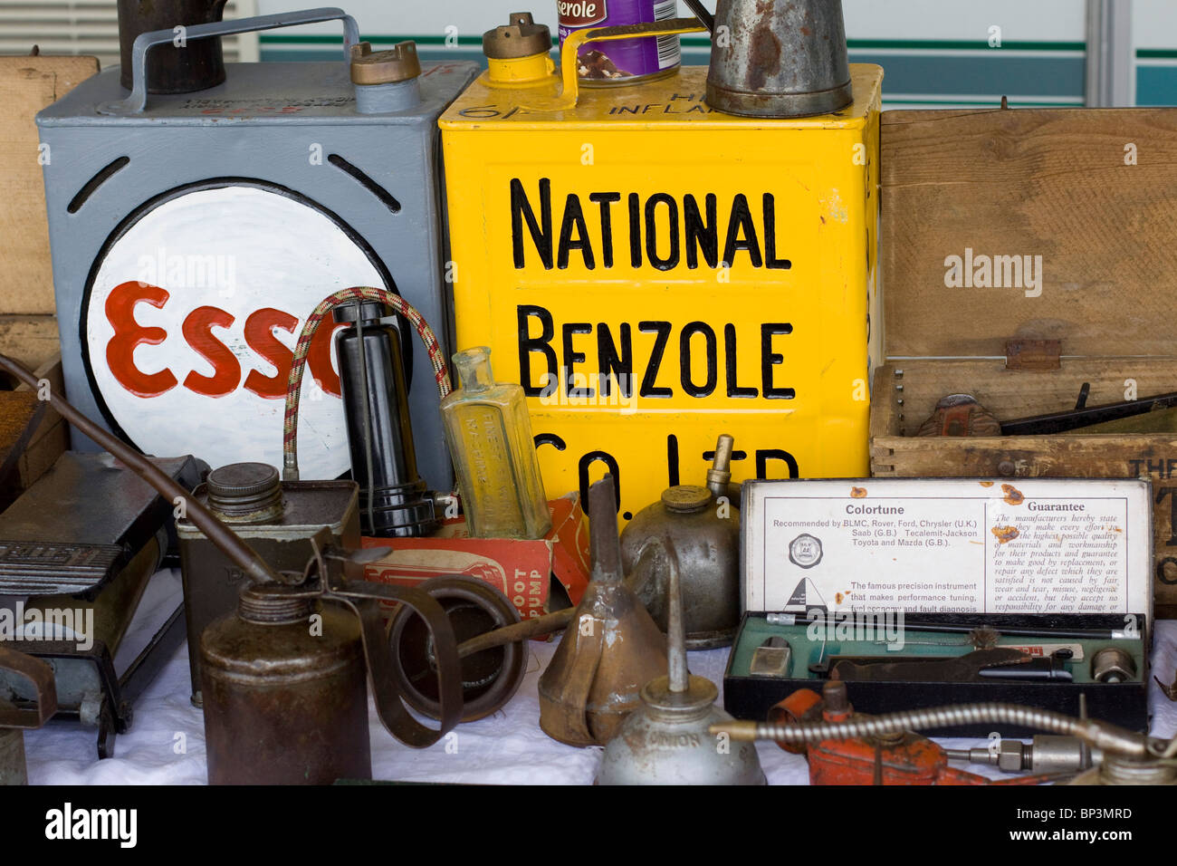 Vieux bidons d'huile et d'essence sur l'affichage à une foire à vapeur Banque D'Images