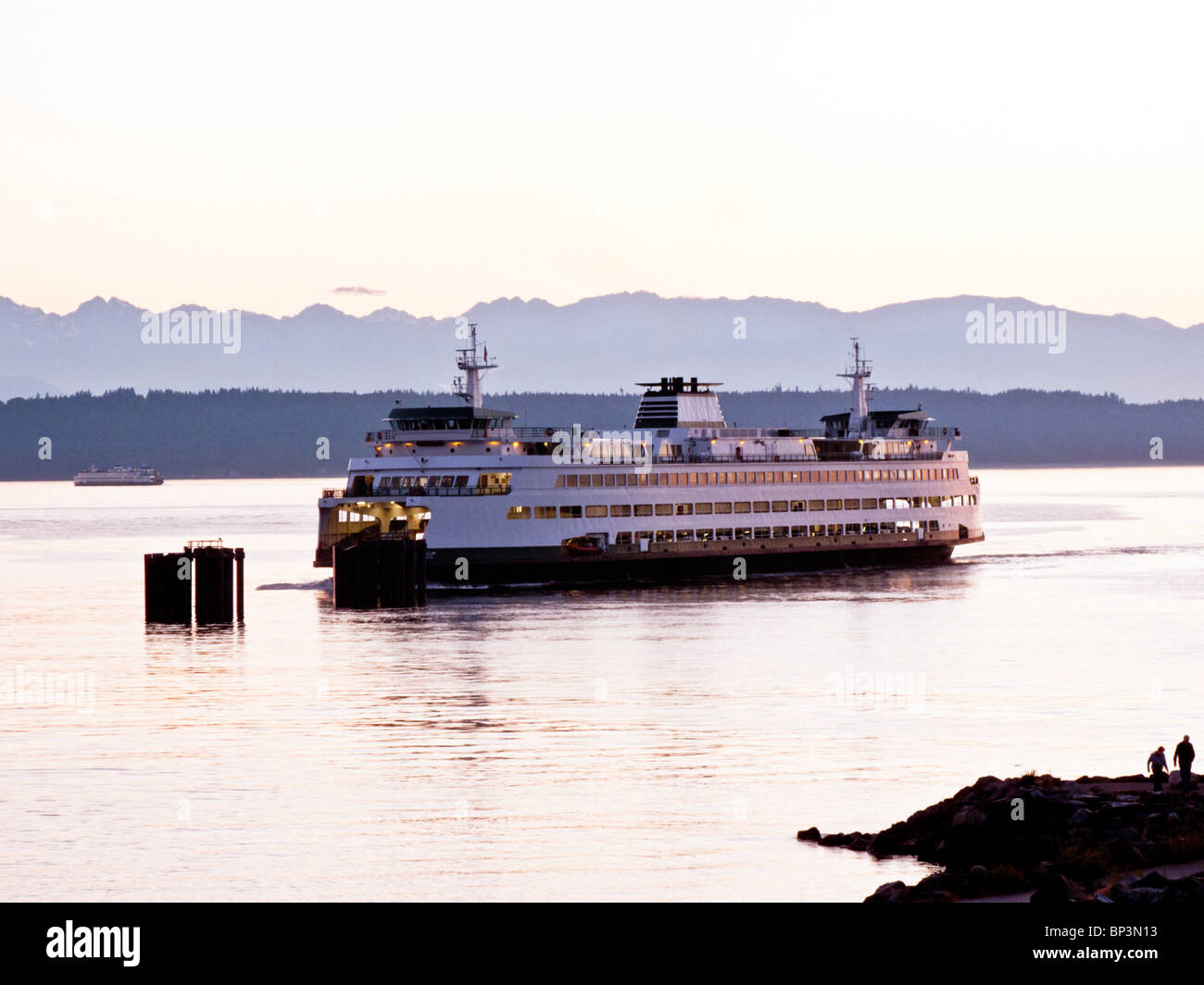 Washington State Ferry Puyallup approchant Edmonds ferry pier après le coucher du soleil sur une soirée claire Edmonds, Washington Banque D'Images