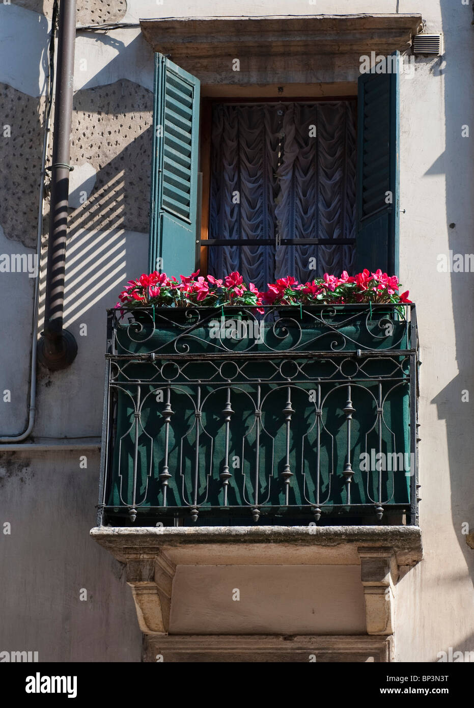 Balcon avec les fleurs rouges Banque D'Images