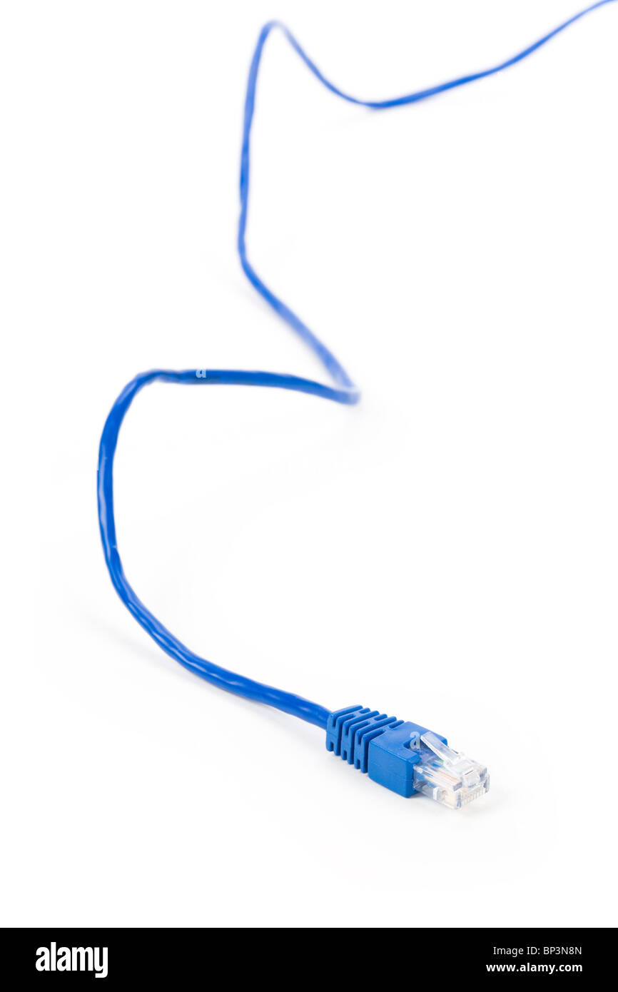 Câble d'ordinateur bleu avec fond blanc Banque D'Images
