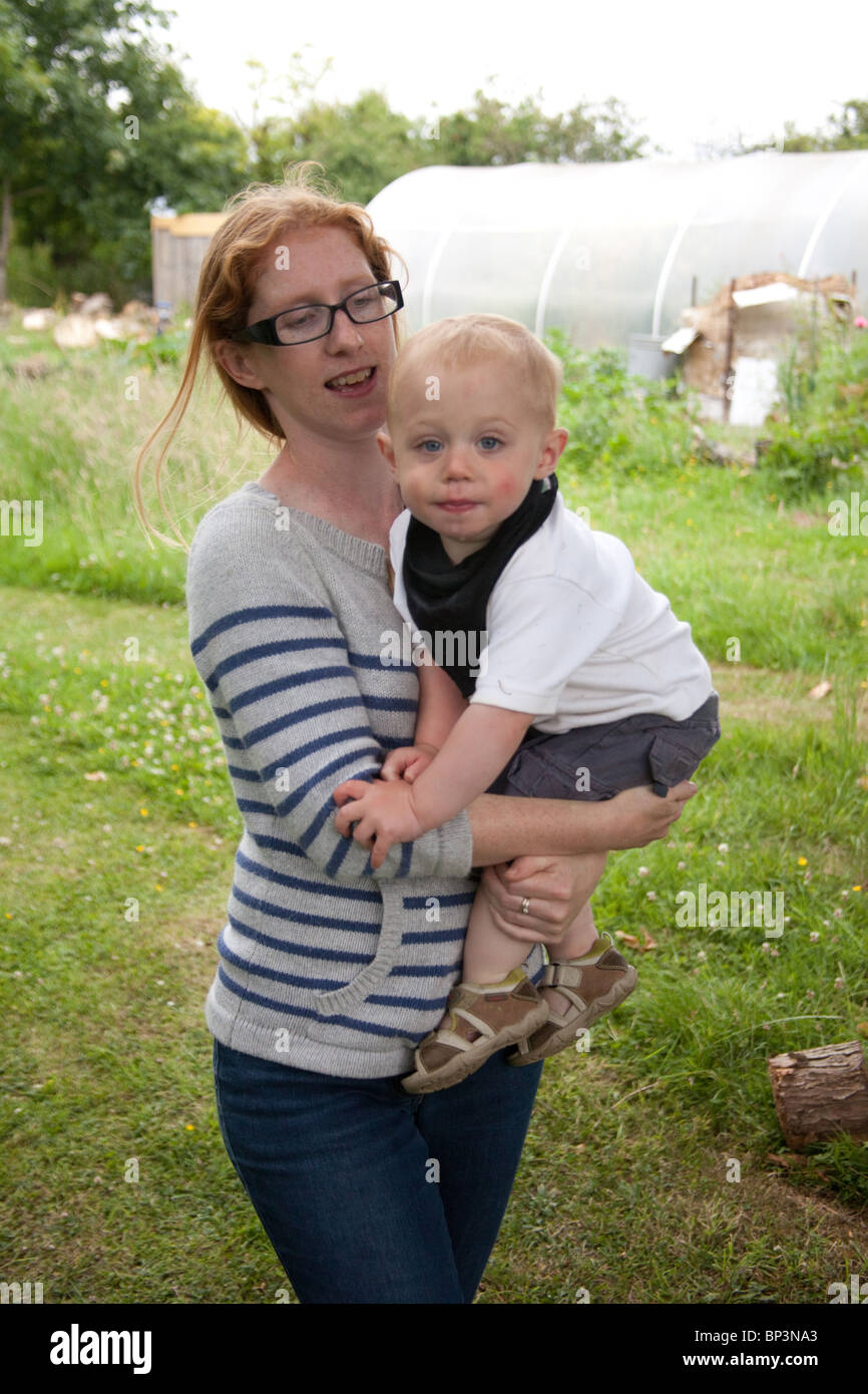 Bébé garçon âgé d'un an et sa mère, Hampshire, Angleterre, Royaume-Uni. Banque D'Images