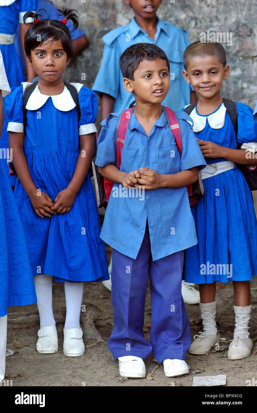 BANGLADESH, Dhaka. Les étudiants dans l'uniforme bleu et blanc à une école  musulmane Photo Stock - Alamy